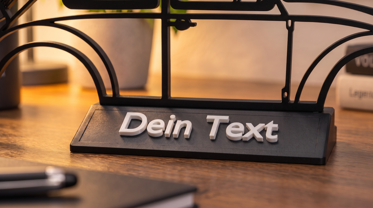 VW Käfer Silhouette mit personalisiertem Schriftzug auf dem Schreibtisch